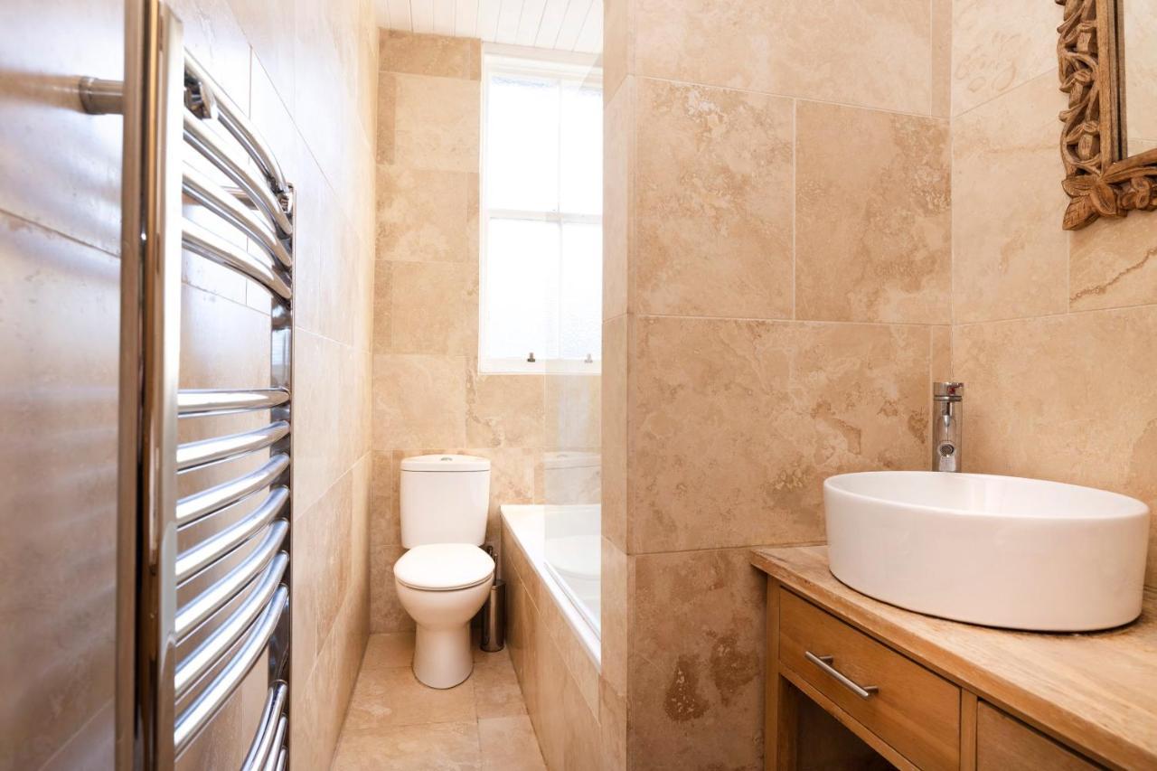 Joivy Old Town 1-Bed Apartment With Stunning Views Edinburgh Exterior photo