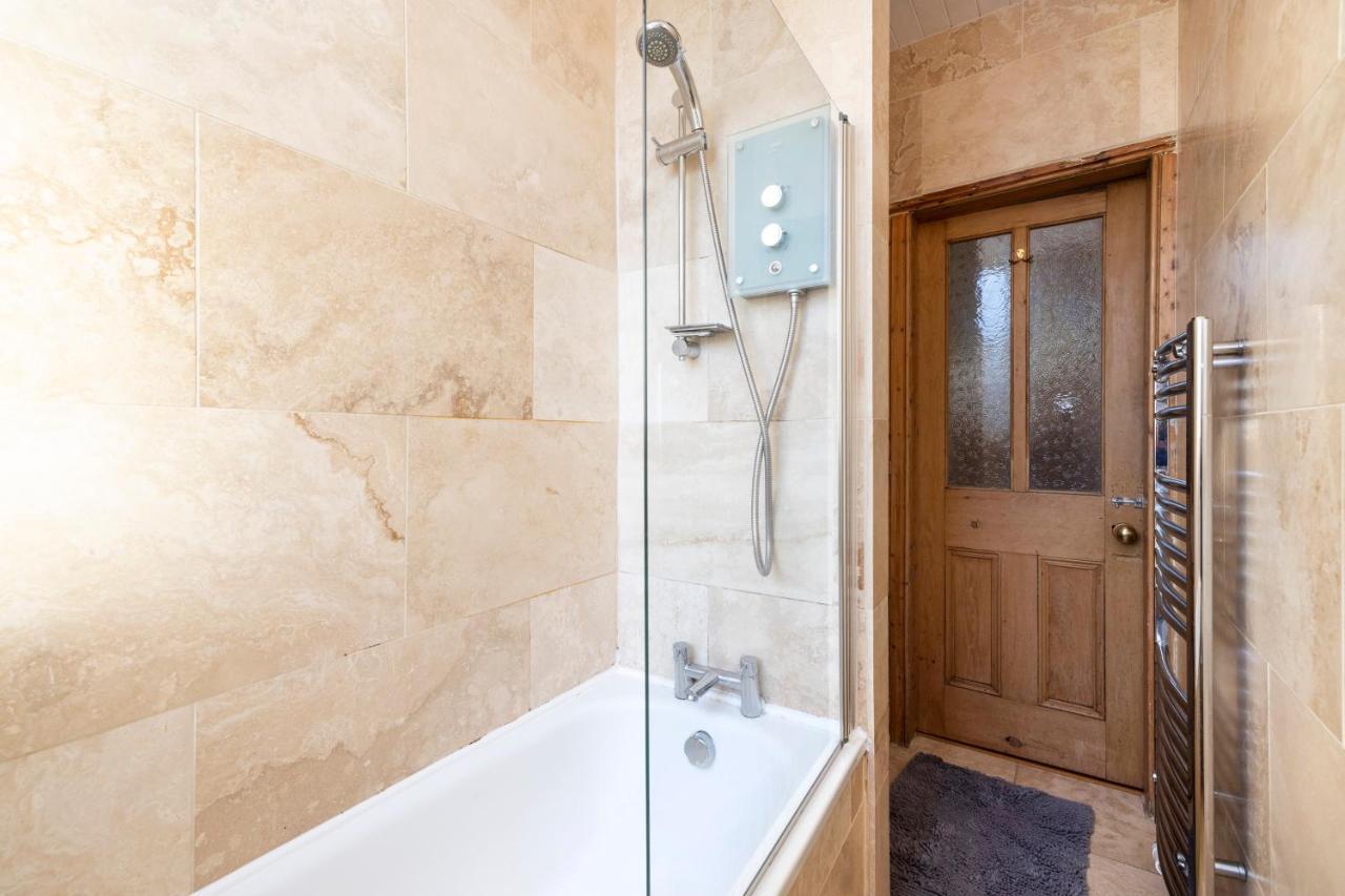 Joivy Old Town 1-Bed Apartment With Stunning Views Edinburgh Exterior photo